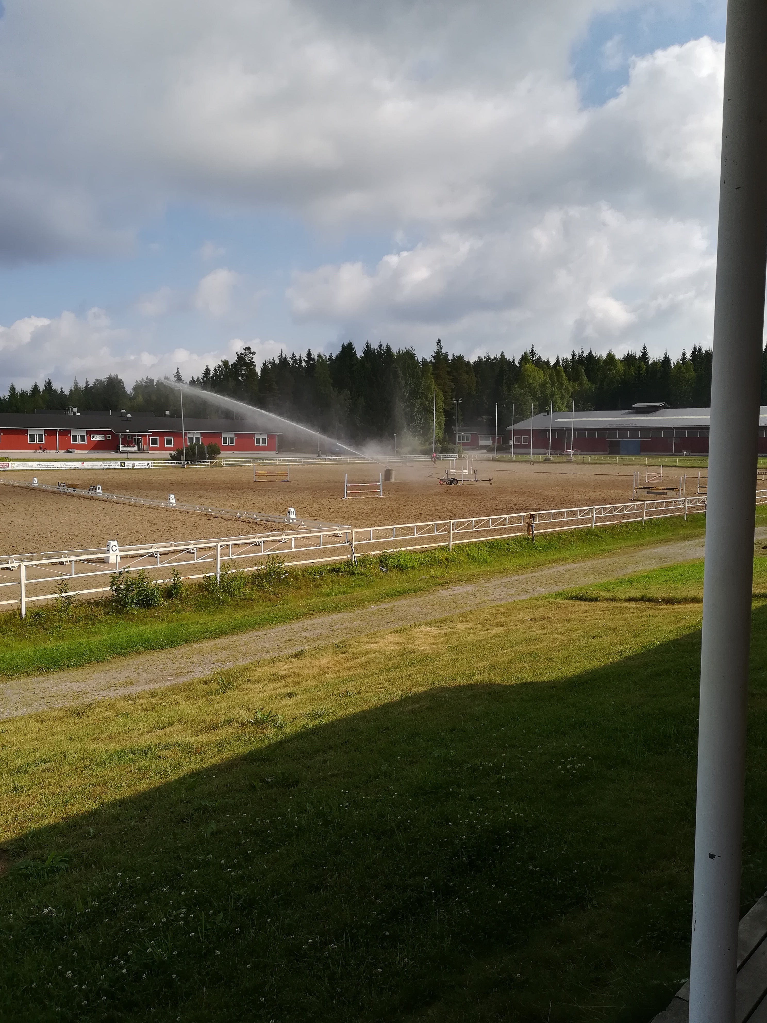 Ratsastuskentän kastelu sekä uuden sadetintykin koeajo - Nihama Riding